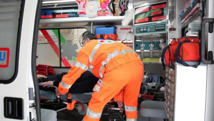 Picchia infermiere 118 e finanzieri intervenuti dopo un incidente del figlio: condannato a 2 anni