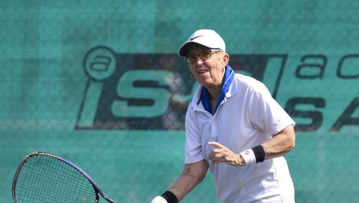 Tennis, in campo a 74 anni in un match pro: "Posso ancora vincere una partita"