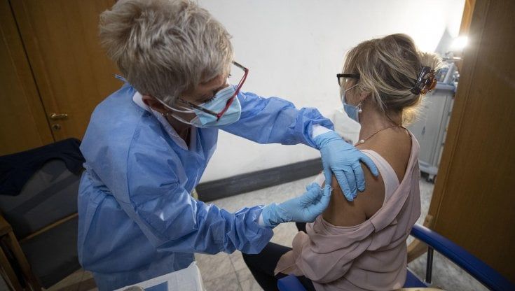 La giungla del vaccino Covid: arriva quello aggiornato ma non si può scegliere