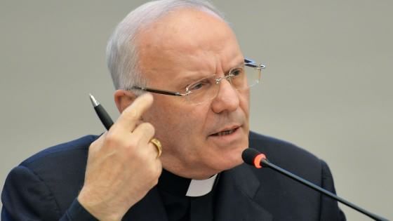 Renzi: "Unioni civili, legge entro l'anno". Reazione Cei: "Ci sono altre urgenze" 