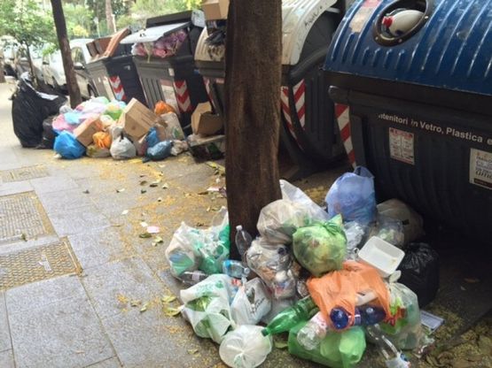 Rifiuti a Roma, le foto dei lettori/5