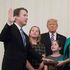 Usa, Kavanaugh giura: 