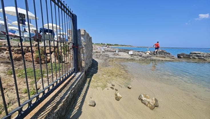 Polignano, tra varchi chiusi e lidi privati: “Con il mare di fronte, costretti a prendere l’auto”