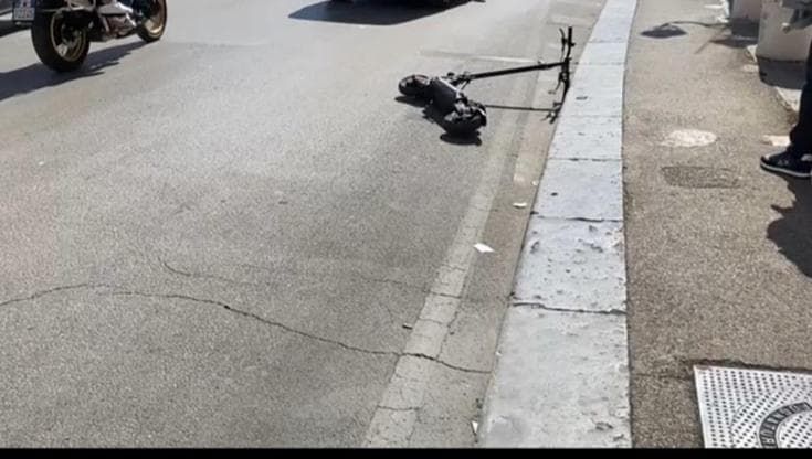 Foggia, a bordo del monopattino tentano scippo in centro, ma finiscono contro un’auto. Fuga a piedi