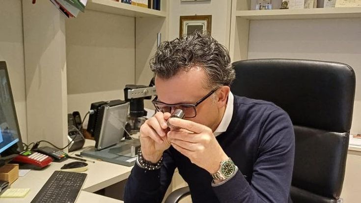 Piano B, la storia Fabio Grimoldi, ex direttore di banca e quel sacchetto di monete rare che ha rimesso in gioco tutto: “La felicità è un diritto"