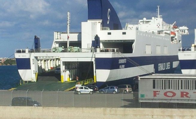 Camionista schiacciato da un tir<br />tragedia nella stiva del traghetto