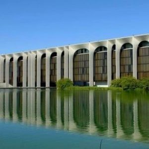 Mondadori, le attività francesi verso la cessione. Conti in rosso con la svalutazione