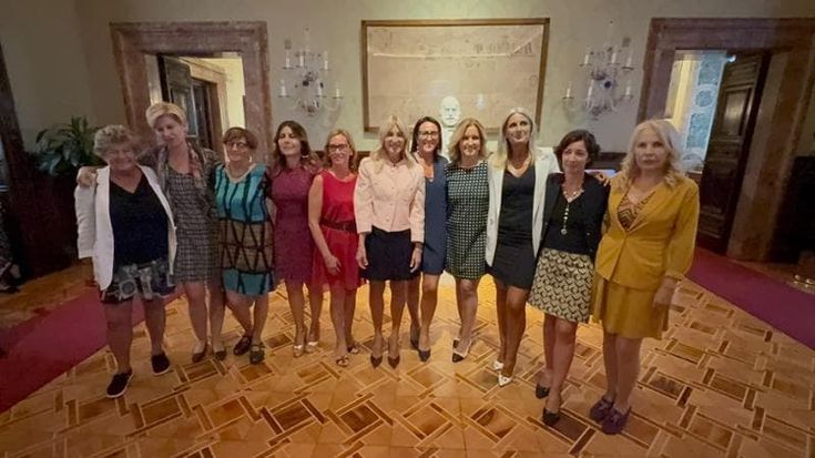 Senatrici in minigonna a palazzo Madama per protestare contro le parole di Tajani