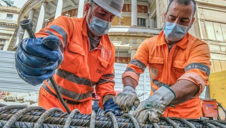 Tram in bilico, disastro ferrovie: la città delle grandi opere incompiute