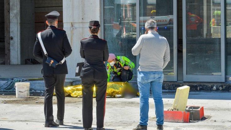 Operaio precipita da un ponteggio nel cantiere in un centro commerciale: terzo incidente mortale sul lavoro in una settimana: 