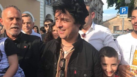 Potenza, Billie Joe Armstrong mantiene la sua promessa e visita Viggiano
