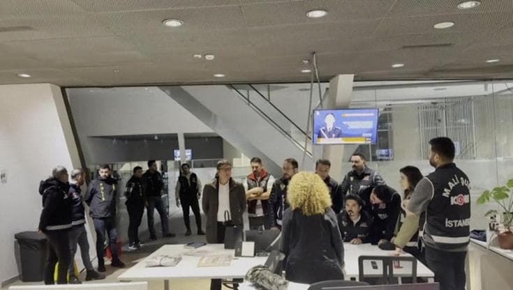 Turchia: la polizia fa irruzione nella tv critica con il governo, interrotte le trasmissioni