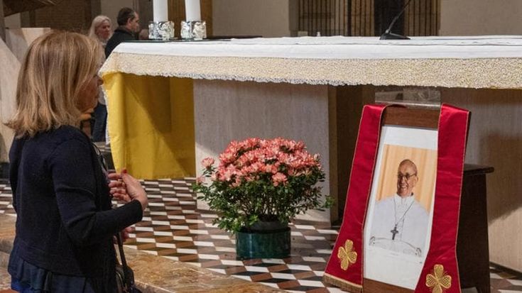 Dal Duomo alla periferia la preghiera dei fedeli per il Papa: “Serve un altro come lui”