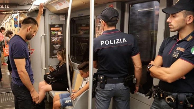 Firenze, poliziotti sulle tramvie e nei centri commerciali: la mossa del ministro