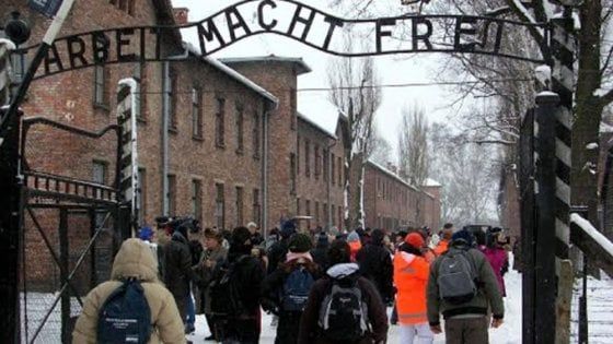 Treno della memoria, 2mila studenti pugliesi ad Auschwitz: "L'orrore si respira ancora, e può tornare"