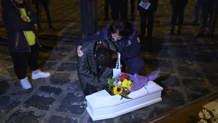 Morto di gelo a 21 giorni su una carretta del mare a Lampedusa: ce ne sono voluti 18 per trovargli sepoltura