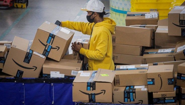 Più turni di notte, rivoluzione Amazon e gli addetti protestano: "Questa turnazione ci stravolge la vita"