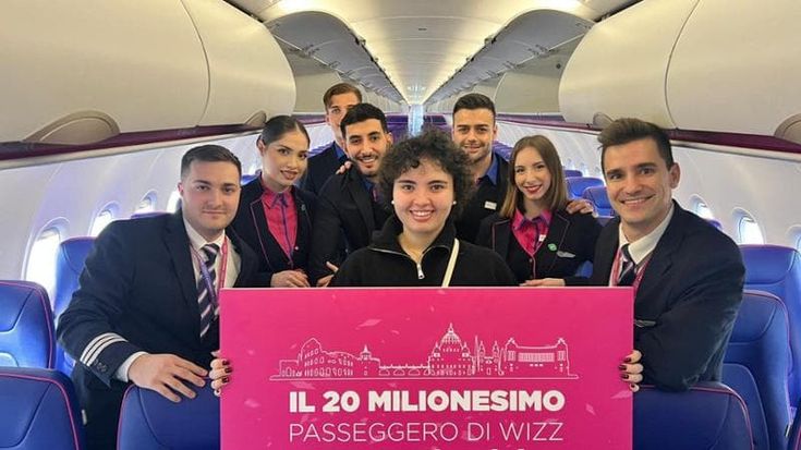 La chiamano al check-in: “Lei è la 20 milionesima passeggera”. E vince il buono per volare