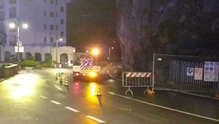  Maltempo: grosso masso sulla statale Amalfitana. Prorogata l'allerta meteo gialla