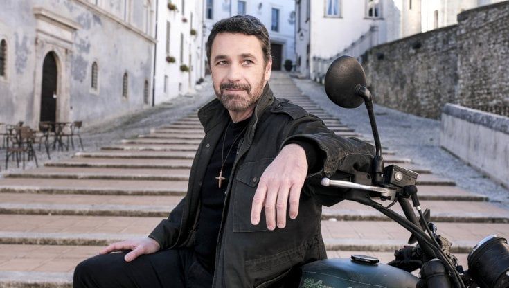 'Don Matteo 13', finale di stagione. Una donna nel passato misterioso di don Massimo, e i carabinieri indagano