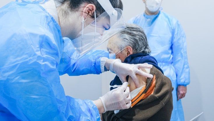  Vaccini, prenotazioni in tilt per i fragili: "Laziocrea, troppi bug e codici errati"