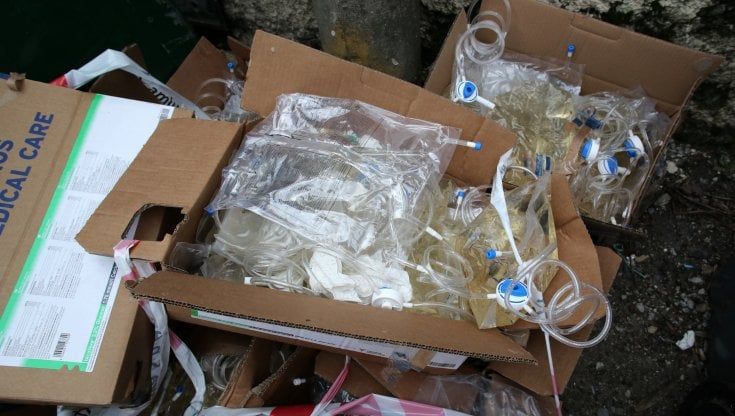 Allarme a Borzoli per scatole con materiale medico abbandonate accanto ai bidoni dei rifiuti