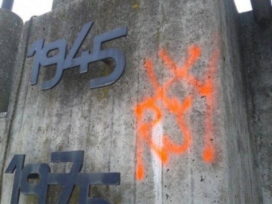 Ravenna, simboli fascisti deturpano <br />il monumento alla Resistenza