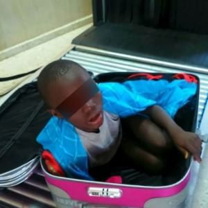 Adou, il bambino nella valigia, incontra sua madre a Ceuta