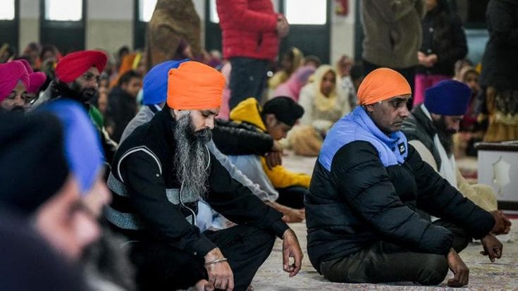 Molotov e bastoni: il mistero della faida che infiamma le notti dei Sikh d’Italia