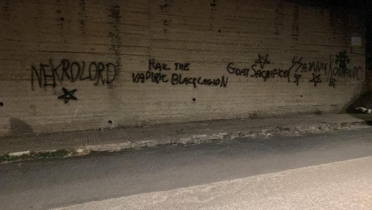 Scritte sataniche sul muro della chiesa che custodisce le reliquie del beato giudice Livatino