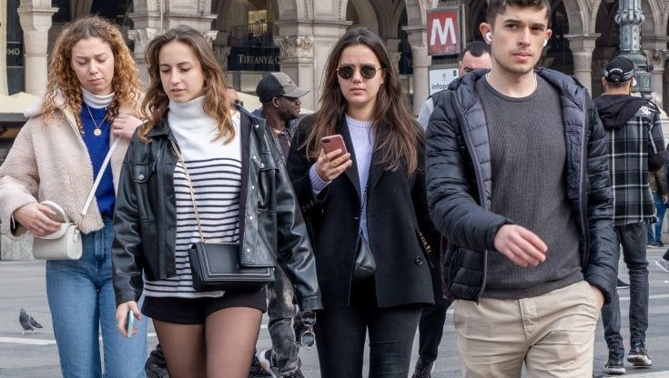 Per strada si rivedono i sorrisi, ma che fatica separarsi dalla mascherina