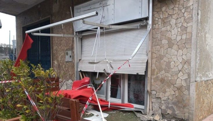 Potenza, bomba carta esplode davanti a un bar in viale del Basento