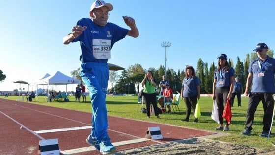 A 103 anni campione di salto in lungo, Peppe: "L’atletica è gioia" 