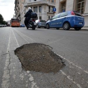 Bari, strade dissestate e fontane trasformate in discariche: 5 milioni di euro dal Comune