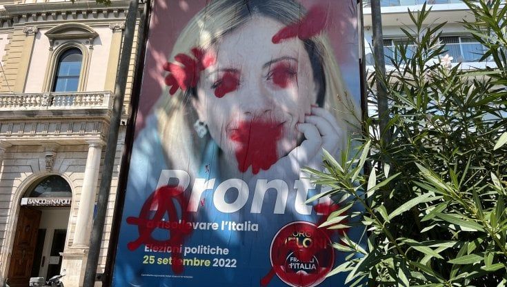 Bari, imbrattati i manifesti elettorali di Giorgia Meloni