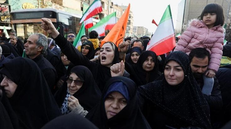L’Iran mostra i muscoli, filogovernativi in piazza e coprifuoco nelle città