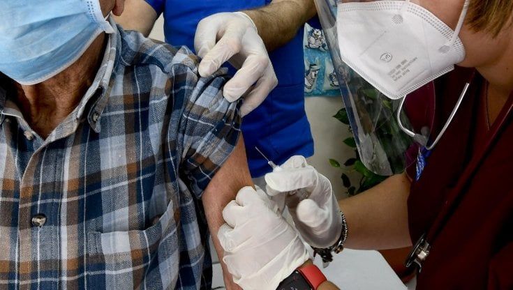 Vaccini antiCovid, via alle prenotazioni per gli over 80 in Puglia: ecco come fare