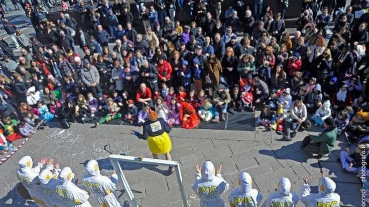 L’esercito dei clown per la festa di piazza del Carnevale Ambrosiano a Milano