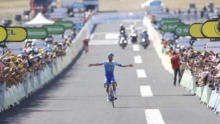 Tour de France: Matthews vince a Mende, Bettiol (secondo) cede sul più bello. Pogacar attacca, ma Vingeegard controlla e tiene la maglia gialla
