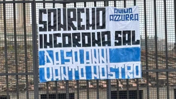 Napoli, lo striscione dei tifosi azzurri per Sal Da Vinci