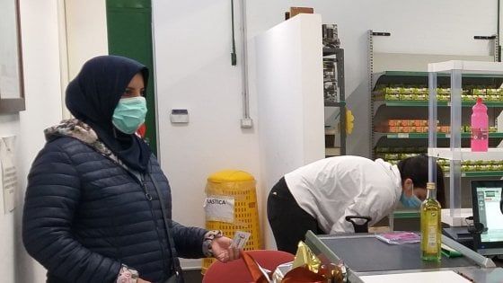 Thamara e Amer, colf e pizzaiolo in nero a Milano: "Facevamo studiare quattro figli, ora non abbiamo più neanche da mangiare ogni giorno"