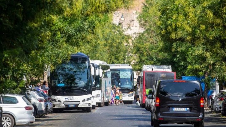 Contro l’assedio dei bus turistici i residenti si uniscono a Confcommercio