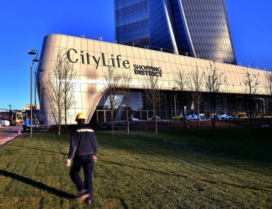 Milano, a Citylife ultimi ritocchi allo shopping center urbano più grande d'Italia