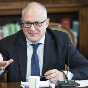 Manovra, Gualtieri: "Nessuna tassa sul contante, alle pmi 2 miliardi in 3 anni"