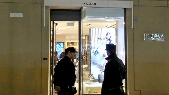 Rapina a negozio Hogan di via Libert&agrave;, ferito commesso