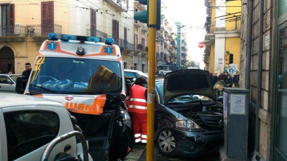 Bari, ambulanza contro auto in centro: muore la paziente di 41 anni, sette feriti