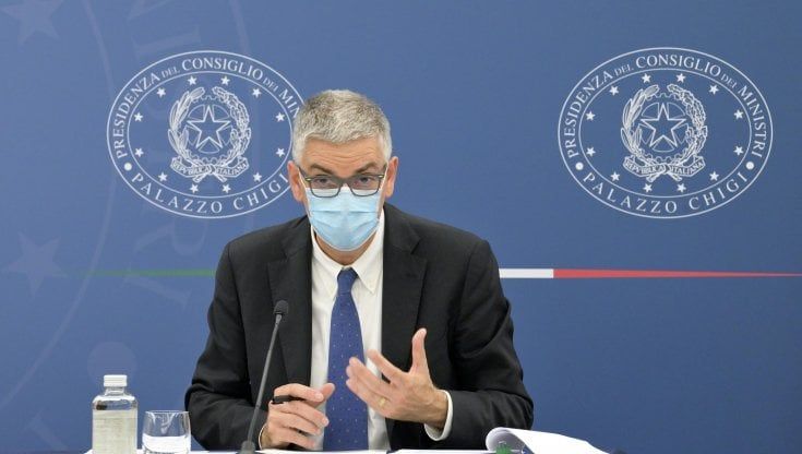 Brusaferro: “Via le mascherine ma se i contagi risalgono saremo costretti a rimetterle”