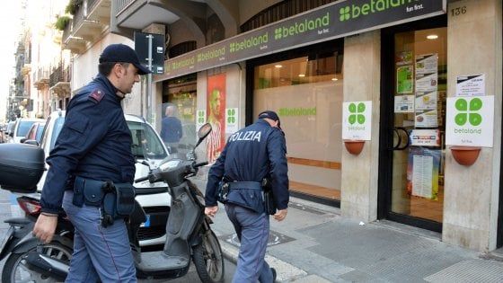 Bari, rapina nel centro scommesse: banditi in fuga con un bottino di 5mila euro