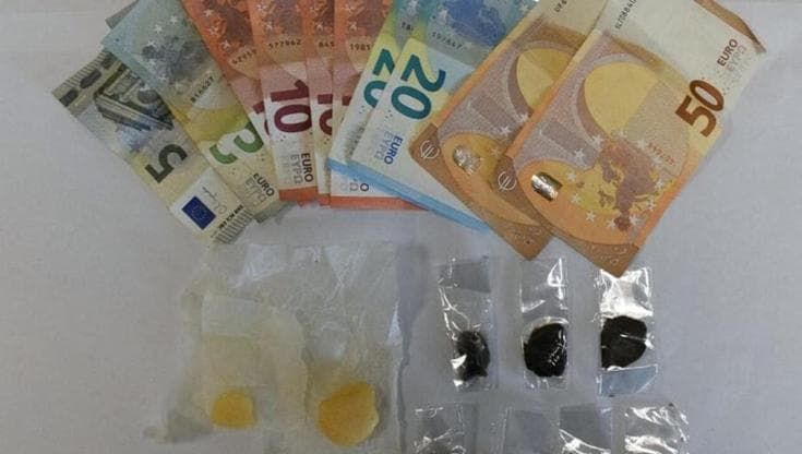 Per sfuggire a controllo antidroga aggredisce e ferisce due agenti: arrestato spacciatore di 17 anni