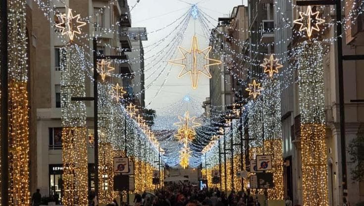Bari, in via Sparano è già Natale: accese le luminarie delle feste. A giorni anche in via Manzoni